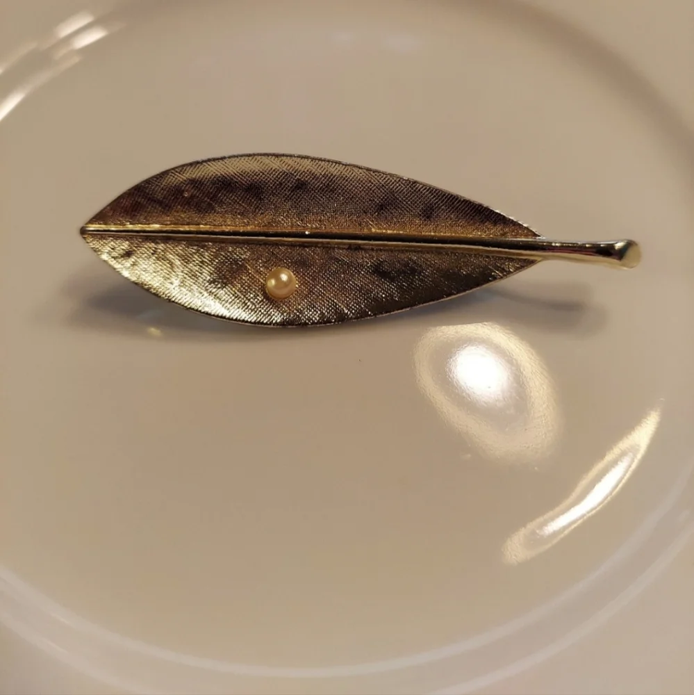 1958 Signed Sarah Coventry Enchantment Brooch Pin Gold Faux Pearl LIKE NEW